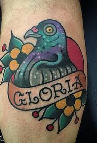 Modello di tatuaggio di piccione sulla gamba