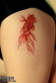un patró de tatuatge de peix daurat vermell a la cama