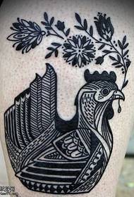 черно-белый узор тату с петухом 134340 - тату с татуировкой на руке