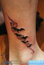 pierna hermoso clásico tótem murciélago tatuaje patrón