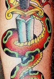 стара школа узорак тетоважа змија и бодежа