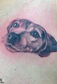 Padrão de tatuagem de cachorro no peito