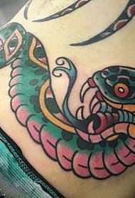 Зеленая татуировка змеи на талии