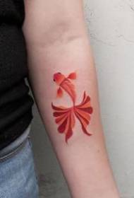 et sett med tatoveringsdesign av gullfisk i rød tone 9