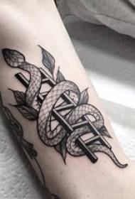 wavulana juu ya nyeusi kijivu mchoro ubunifu kutawala kutisha nyoka tattoo picha