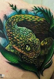 axel realistisk orm tatuering mönster