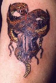 motif de tatouage veau taureau et serpent jaune