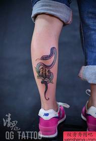 un disegno del tatuaggio del serpente popolare nella gamba