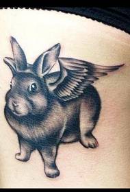Hulagway sa tattoo: cute nga pakpak nga parisan sa tattoo nga kuneho