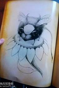персонализированный рисунок татуировки пчелы