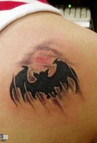 背部蝙蝠纹身图案