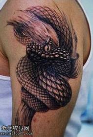 руку реалистичан узорак тетоважа змија