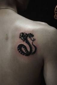 un totem del modello del tatuaggio del serpente della spalla