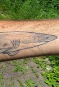 Brazo del niño en la imagen de tatuaje de tiburón creativo de punto de dibujo gris negro truco de espina