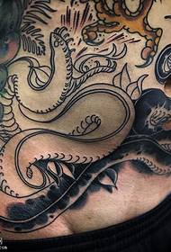 un mudellu di tatuu di serpente di l'abdomen
