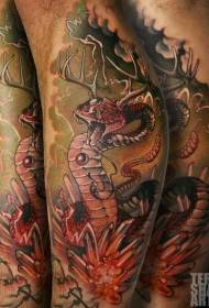 小腿五颜六色的奇怪蛇与鹿角纹身图案