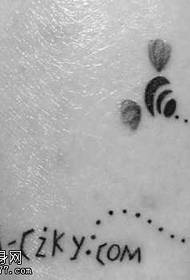 patrón de tatuaxe de texto de abella da perna 133987 - patrón de tatuaxe de abella de peito