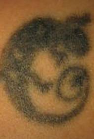 krak crni minimalistički uzorak tetovaža malog guštera