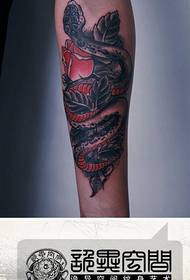 model i bukur klasik i tatuazheve të gjarprit të zi dhe të bardhë, 133803 @ Një model tatuazhi gjarpri totem popullor në krahun popullor