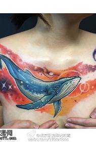 胸前的鲨鱼纹身图案