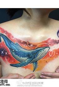 iphethini ye-shark tattoo esifubeni