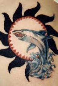 model de tatuaj de rechin și de soare