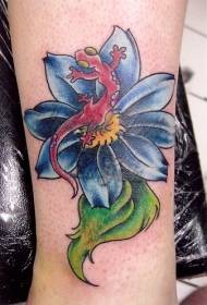 șopârlă roșie și model de tatuaj de flori albastre