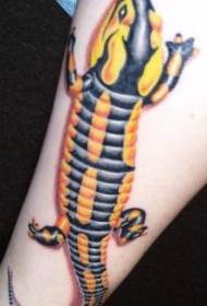 Modeli i tatuazhit të hardhucës së verdhë dhe të zezë realiste