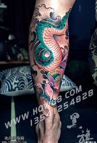Tatuaje de Verda Serpento ĉe la Ternero