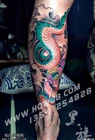 Modello di tatuaggio serpente verde sul polpaccio