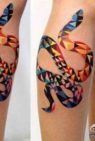 Leg-populárny dobre vyzerajúci koncepčný štýl hadího tetovania