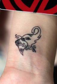 neska besoa cute totem elefante tatuaje eredua