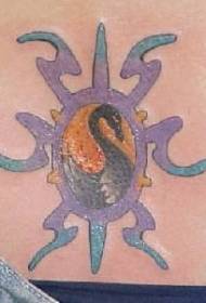 Sunčani totem i uzorak crne labudove tetovaže