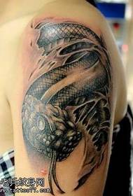 Braç patró de tatuatge de serp maca
