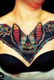 patrón de tatuaxe de morcego no peito