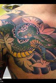 рамо зелена змија шема на тетоважи