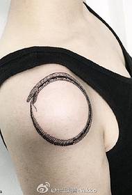 modello tatuaggio serpente cerchio spalla