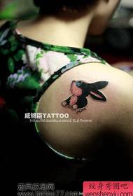 le ragazze amano il modello del tatuaggio del coniglietto