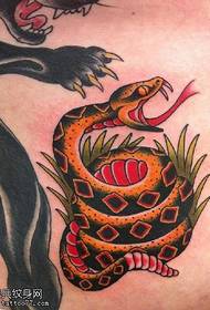 muguras krāsas čūskas tetovējuma raksts