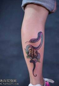Шарени узорак тетоваже змија на нози