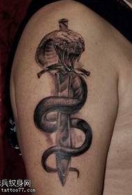 Modello di tatuaggio di serpente piercing braccio coltello