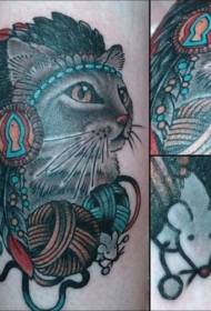 pusa na may suot na Pusa ng India na may sinulid na bola at pattern ng tattoo ng mouse