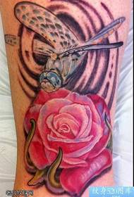 perna patrón de tatuaxe de libélula rosa