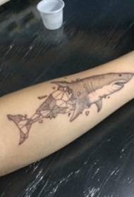 黒灰色のスケッチの幾何学的な要素の創造的なサメの動物のタトゥーの画像上の女の子の腕