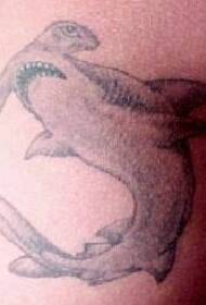 disegno del tatuaggio braccio squalo martello grigio