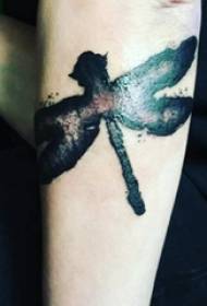 Il braccio della ragazza sul punto di schizzo grigio nero indica le abilità creative del tatuaggio con libellule letterarie