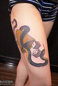 脚の超かわいいヘビのタトゥーパターン