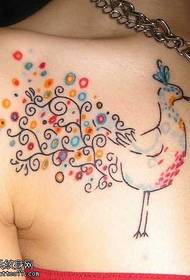 padrão de tatuagem de pavão bonito no peito