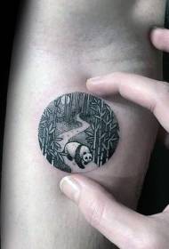 Käsivarren pyöreä yömetsä ja Panda-tatuointikuvio