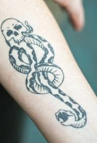 Modello di tatuaggio simbolo musicale serpente della morte
